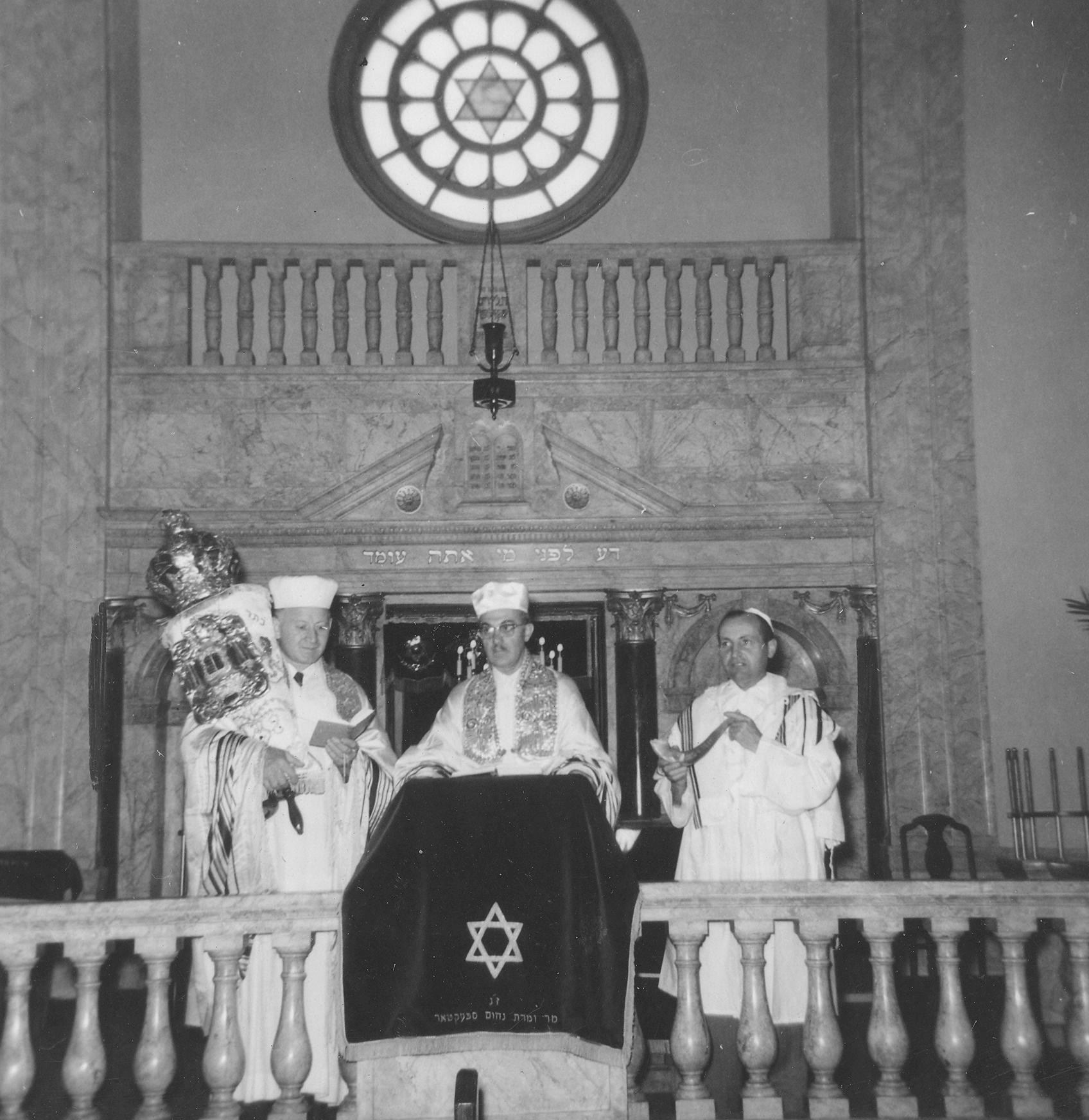 Agudas Achim interior